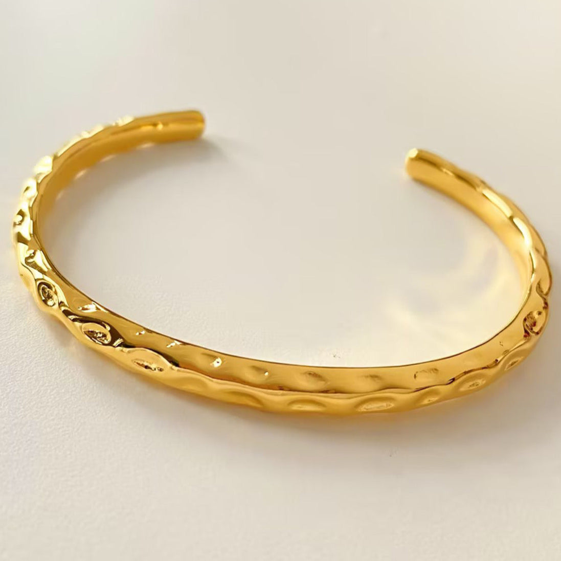 BRACELET HOLES