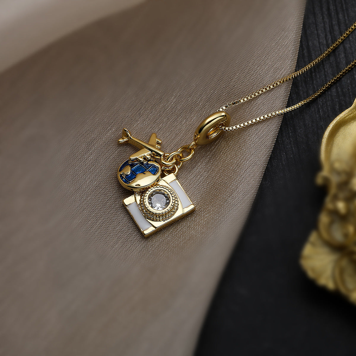 COLLAR WORLD